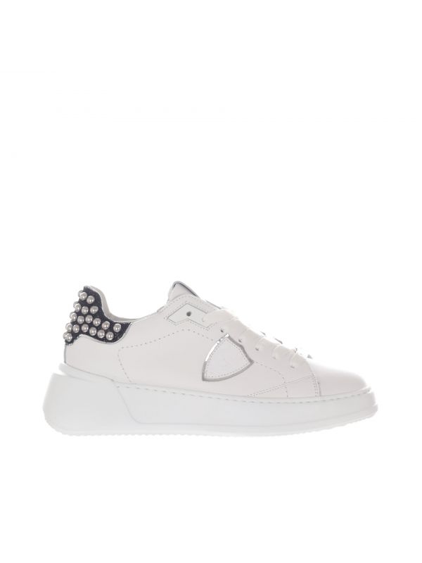 Philippe model sneaker tres temple in pelle con borchie da donna