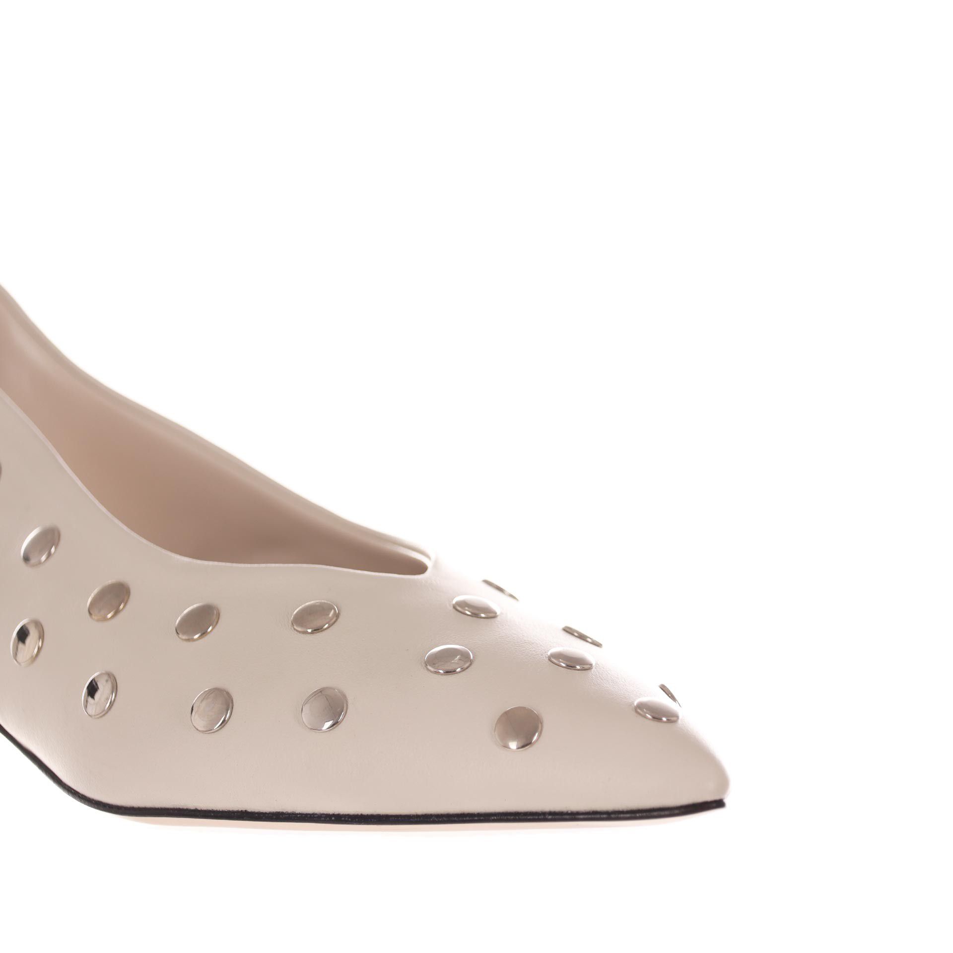 Bianca di décolleté slingback in pelle con borchie da donna