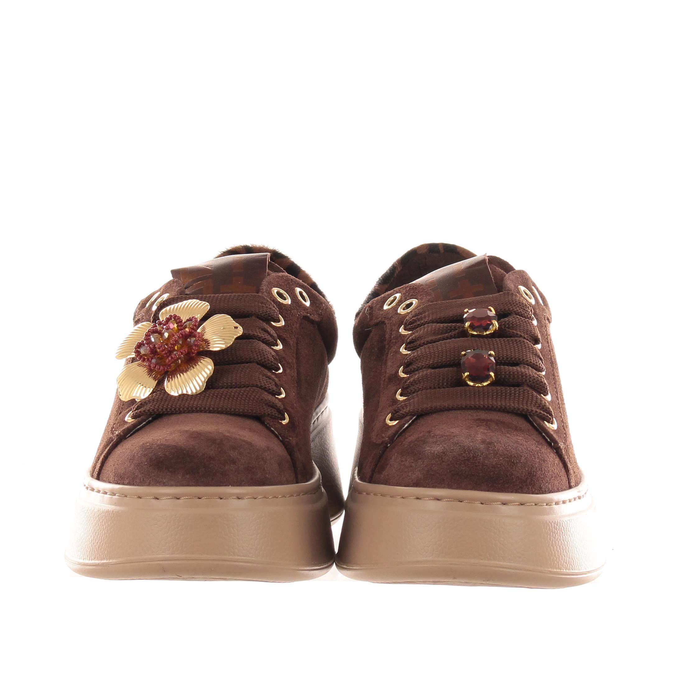 Gio+ sneaker in camoscio con dettaglio gioiello da donna