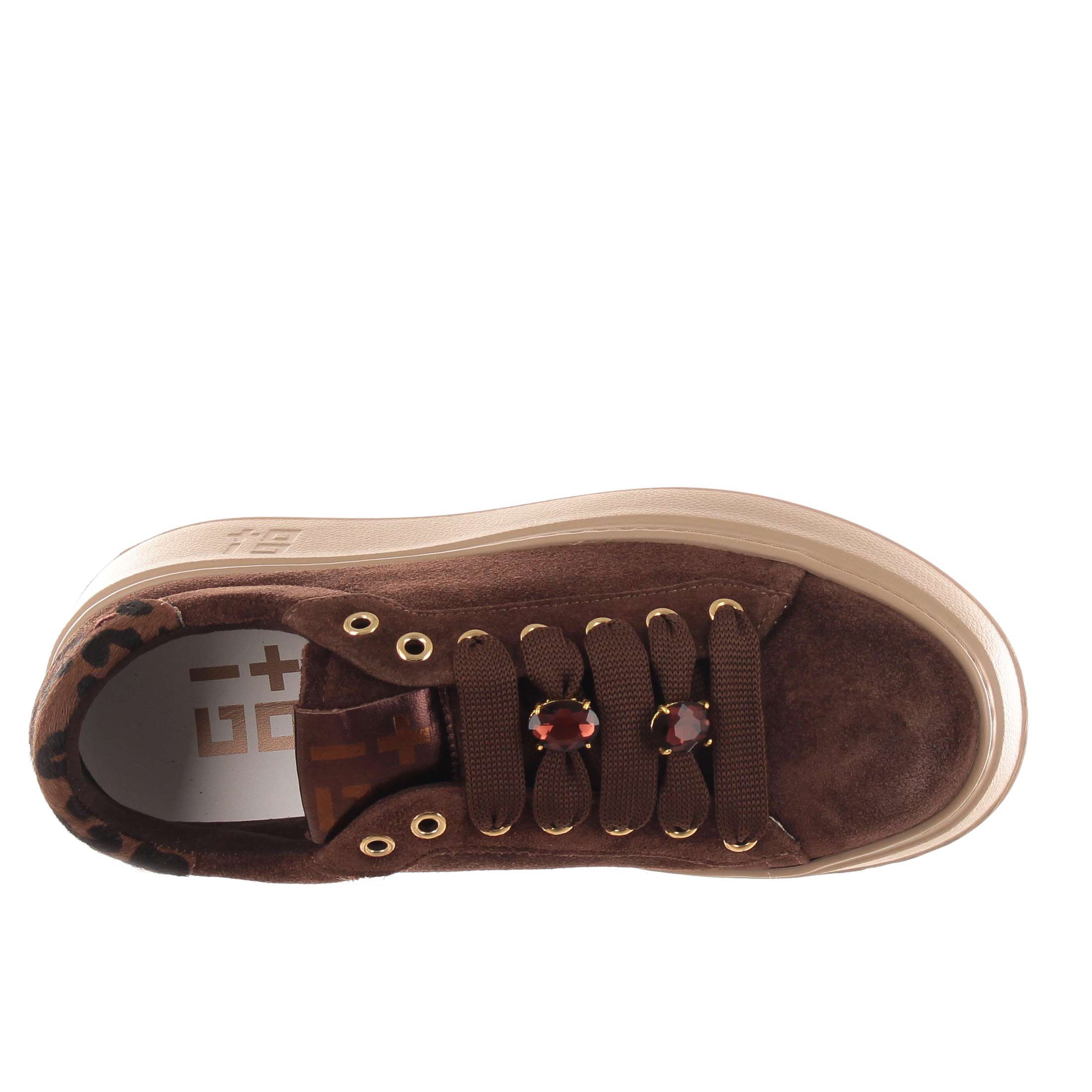 Gio+ sneaker in camoscio con dettaglio gioiello da donna