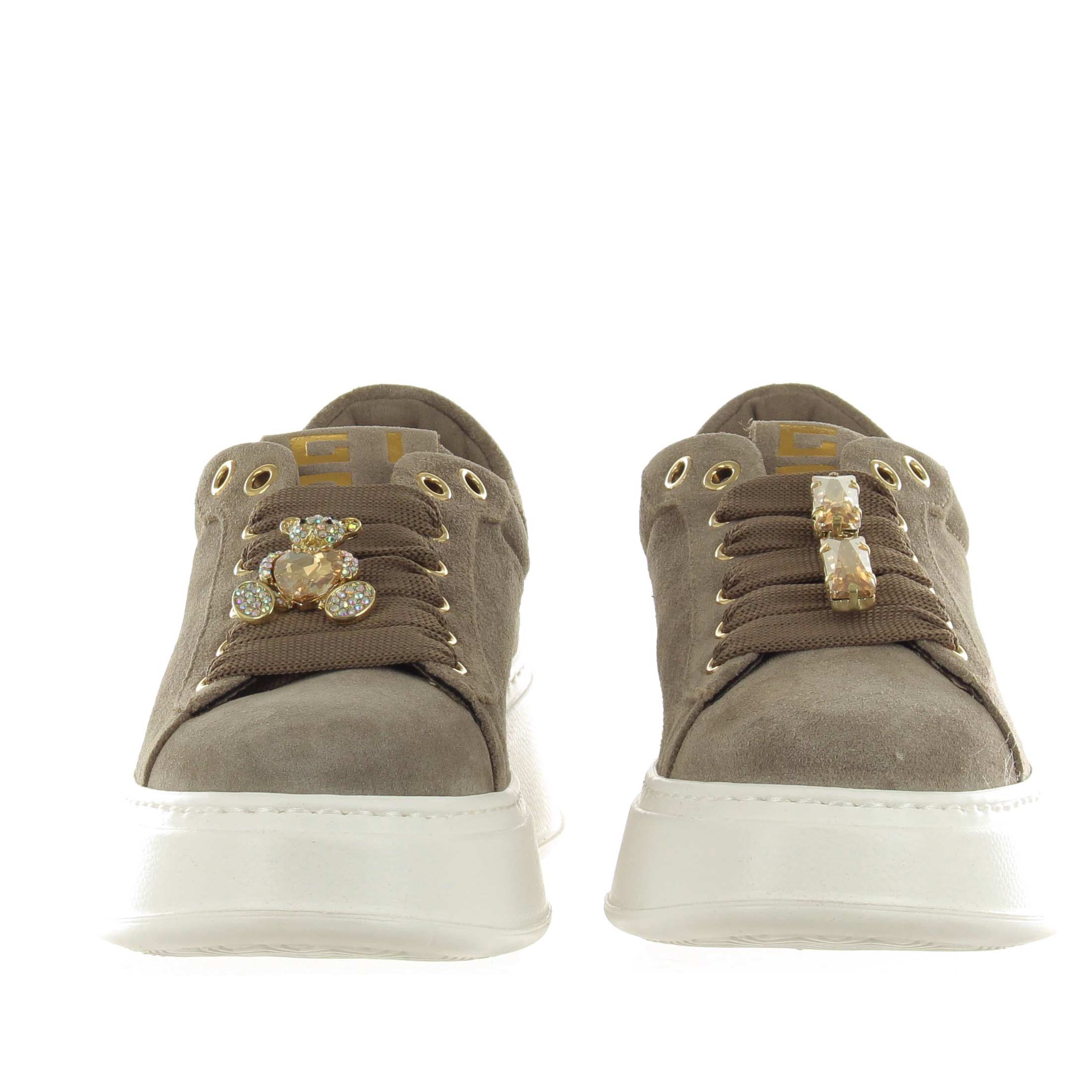 Gio+ sneaker in camoscio con dettaglio gioiello da donna