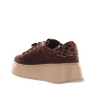 Gio+ sneaker in camoscio con dettaglio gioiello da donna