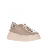 Gio+ sneaker in pelle laminata con dettaglio gioiello da donna