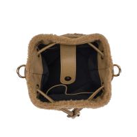 La carrie bucket andromeda  fur synt con borchie e pietre da donna