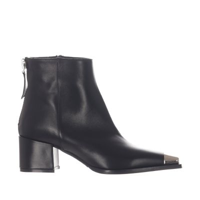 Stivaletto in pelle con punta in metallo