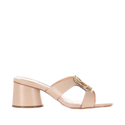 Sabot in pelle con accessorio metallico