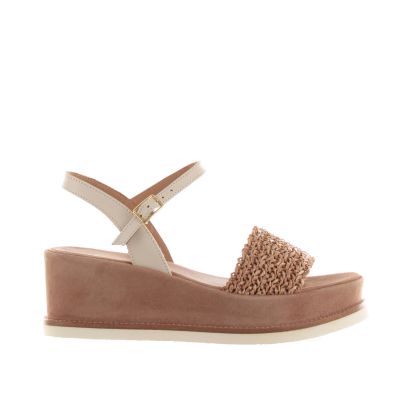 Sandalo con zeppa in camoscio e raffia