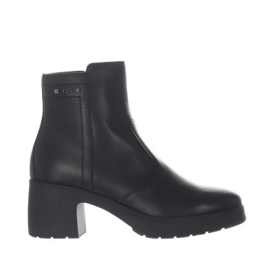 Stivaletto in pelle con borchie decorative