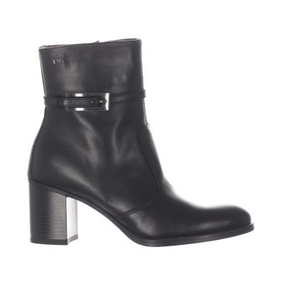 Stivaletto in pelle con cinturino decorativo