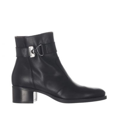 Stivaletto in pelle con cinturino decorativo