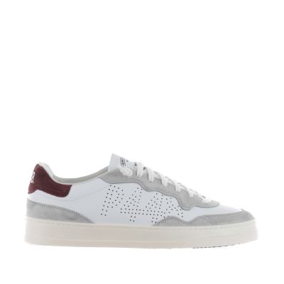 Sneaker in pelle con logo traforato
