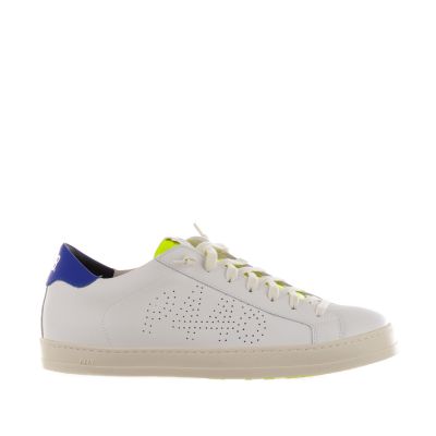 Sneaker in pelle con logo traforato