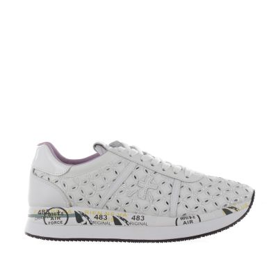 Sneaker in pelle con fori ricamati