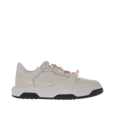 Sneaker in pelle con dettagli metallici