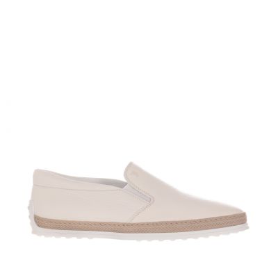 Slip on in pelle martellata con gommini e rafia